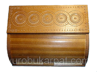 Хлебница с резными орнаментами.