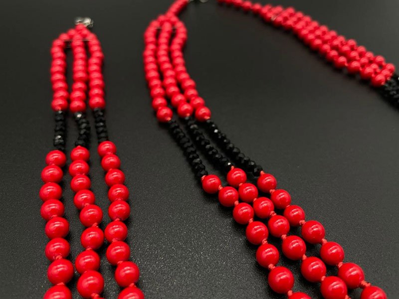 Красные бусы в украинском стиле
